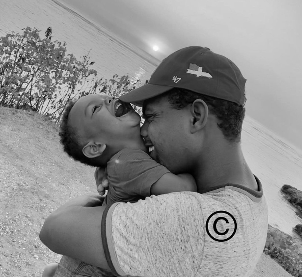 Foto de arquivo mostra Otoniel Samboy com o filho Nicholas Dominici, morto por overdose de fentanil, ao consumir a droga que estava no tapete de soneca da creche que frequentava em Nova York, nos EUA. — Foto: Redes sociais