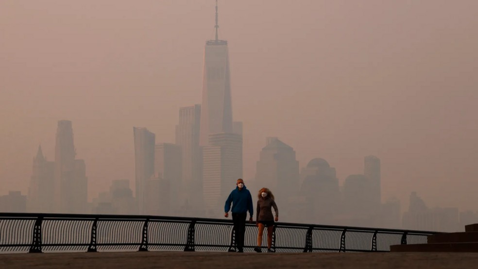 A fumaça dos incêndios florestais é responsável por uma grande parte da poluição por PM2.5 em Nova York, nos Estados Unidos — Foto: Getty Images/BBC