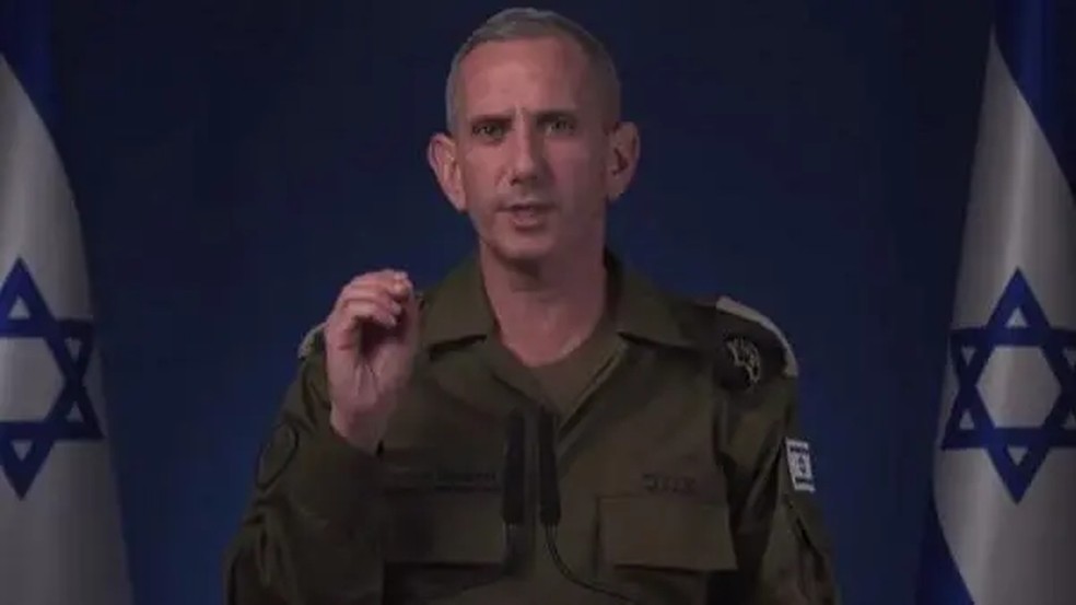 O porta-voz das Forças de Defesa de Israel, Daniel Hagari, gravou um vídeo anunciando os ataques contra o Irã — Foto: Reprodução