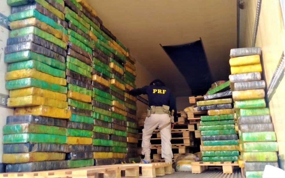 Mais de 2 toneladas de maconha são apreendidas em fundo falso de caminhão frigorífico na Bahia — Foto: Divulgação/PRF