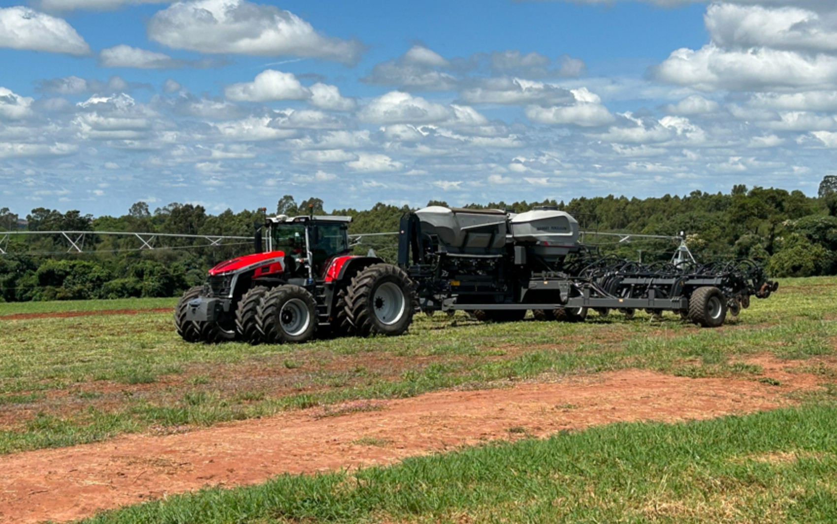 Trator de luxo tem banco ajustado ao peso, piloto automático e refrigerador: g1 testou