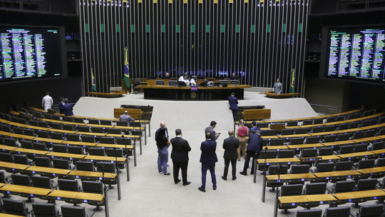 Câmara aprova texto-base de projeto que aumenta penas para disparo e porte de arma de uso proibido - Texto também aumenta penas para comércio ilegal e tráfico internacional de armas e munições. Deputados analisam os destaques e depois proposta vai ao Senado.