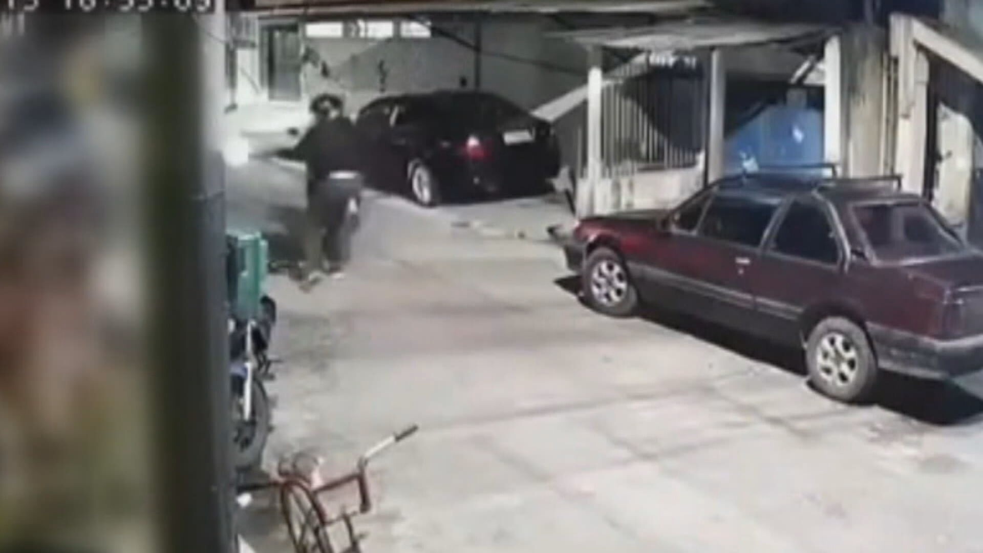 
Homem é baleado após criminosos passarem atirando de moto na divisa entre Mesquita e Nova Iguaçu; VÍDEO