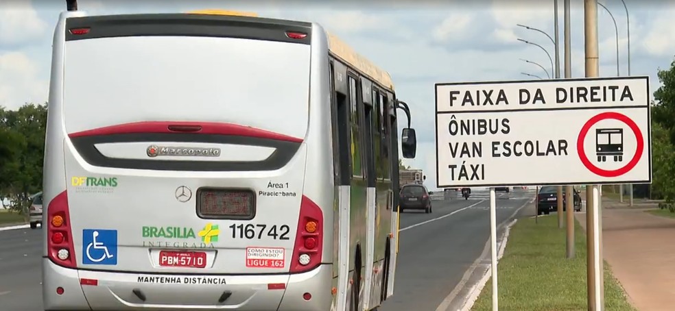 Taxistas do DF vêm sendo multados em faixas de ônibus, apesar da lei | G1