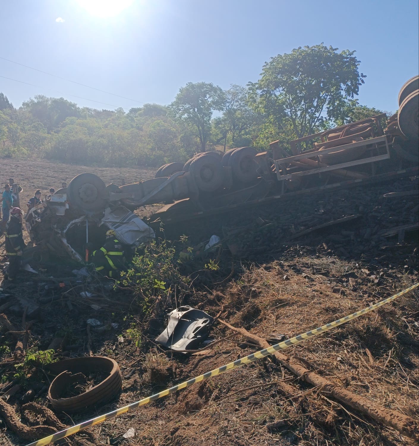 Motorista morre após caminhão capotar e cair em ribanceira de 10 metros na MGC-451