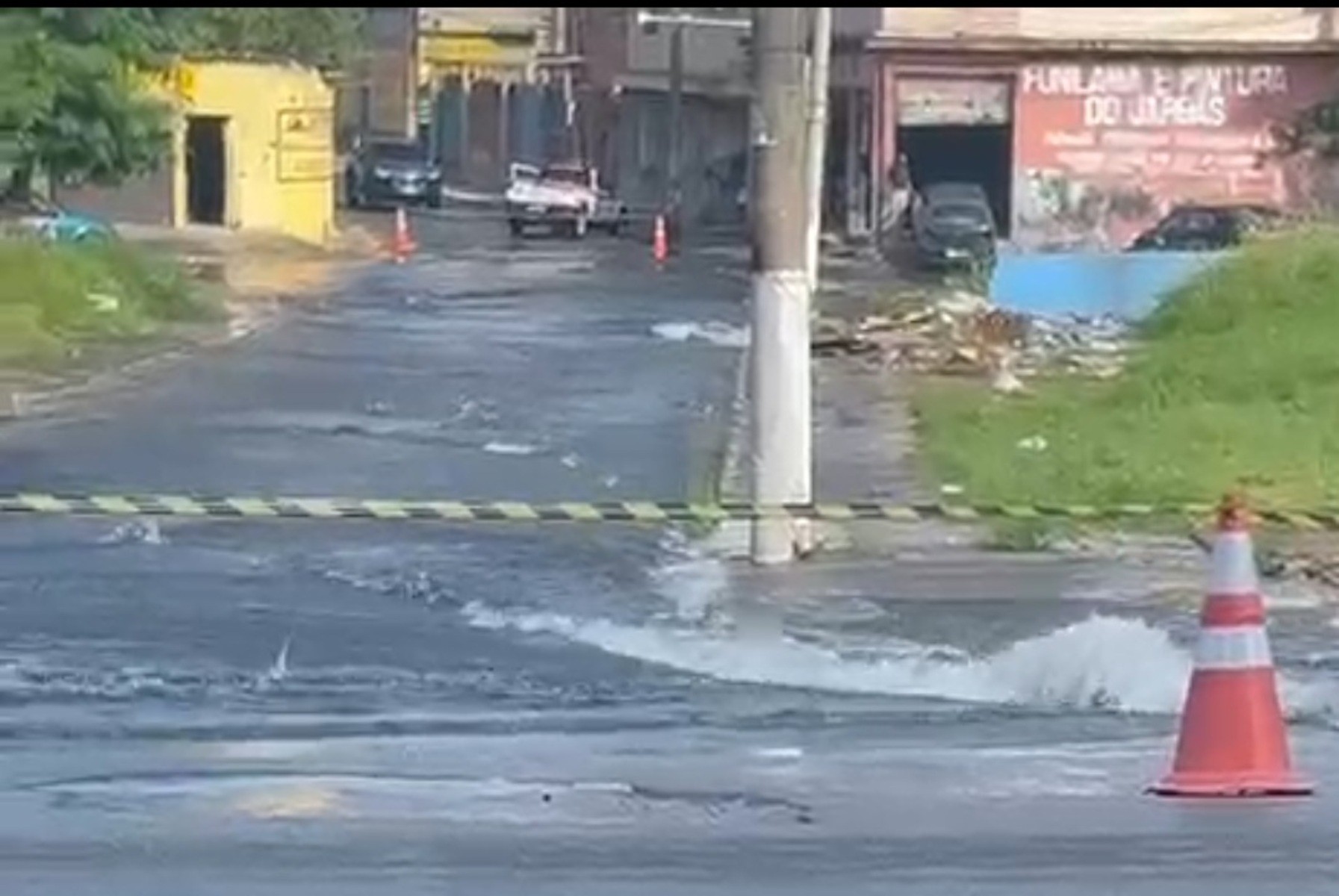 Adutora da Sabesp se rompe e inunda ruas do Cidade Kemel em Poá