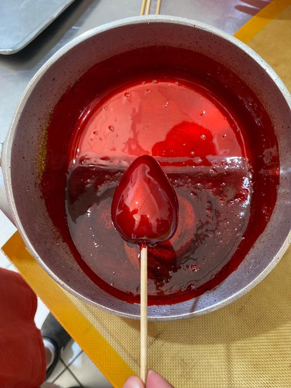 Morango do amor: procura pelo doce que viralizou nas redes sociais dispara na capital nacional da fruta