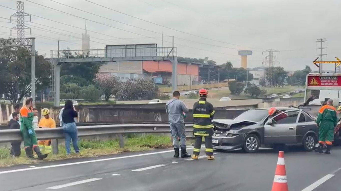 Acidente entre carro e caminhão bloqueia faixa da Anhanguera em Campinas
