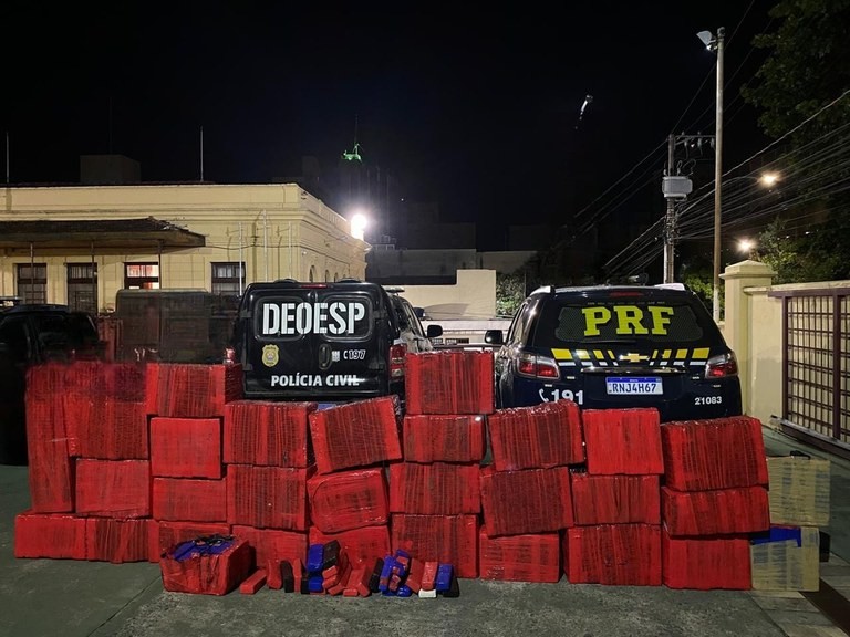 Quase 1 tonelada de maconha é apreendida dentro de caminhão durante fiscalização em Formiga 