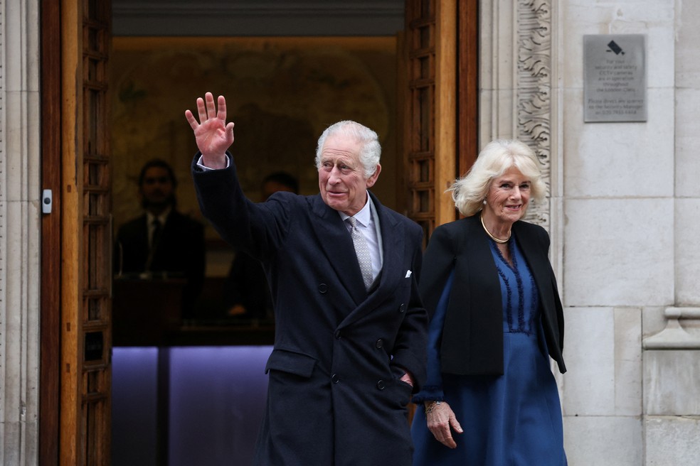 O rei Charles III acena para o público ao deixar o London Clinic, hospital no qual foi submetido a uma cirurgia para corrigir um aumento de próstata, em Londres, em 29 de janeiro de 2024. — Foto: Hannah McKay/ Reuters