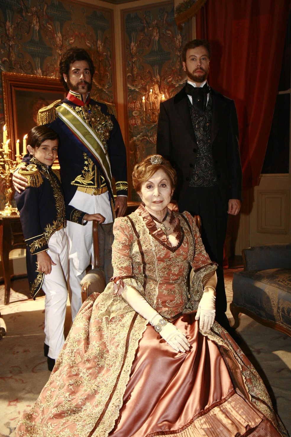 D. Pedro I (Reynaldo Gianecchini), Pedro II (Guillermo Hundadzer), O Marquês (Guilherme Weber) e D. Mariana (Aracy Balabanian) em 'O Natal do Menino Imperador', de 2008 — Foto: Rafael França/TV Globo