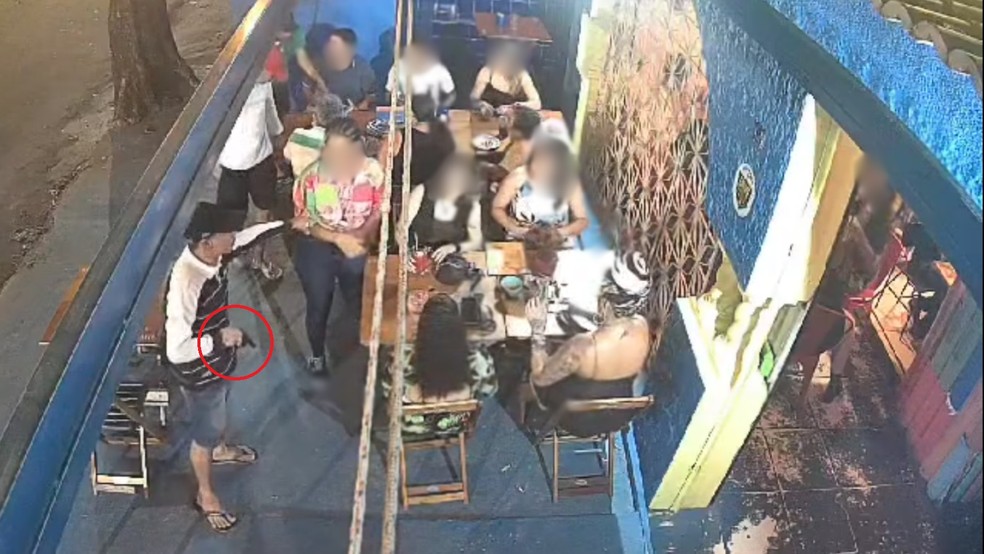 Criminosos invadem restaurante em Fortaleza e assaltam clientes — Foto: Reprodução