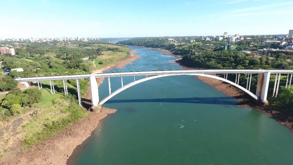 Rio Paraná faz fronteira entre Foz do Iguaçu, no oeste do Paraná, e Cidade del Leste, no Paraná — Foto: Giovani Zanardi/RPC