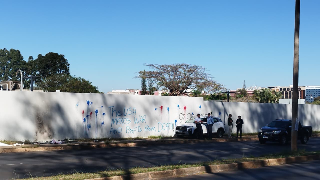 Muro da Embaixada dos EUA em Brasília é alvo de pichação