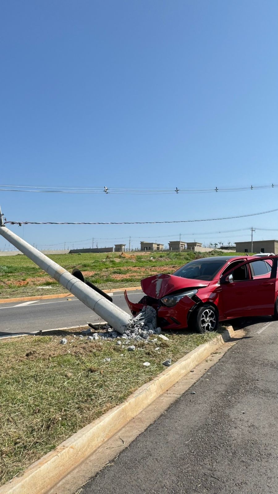 Motorista tem mal súbito, perde controle de carro e derruba poste em Paulínia 