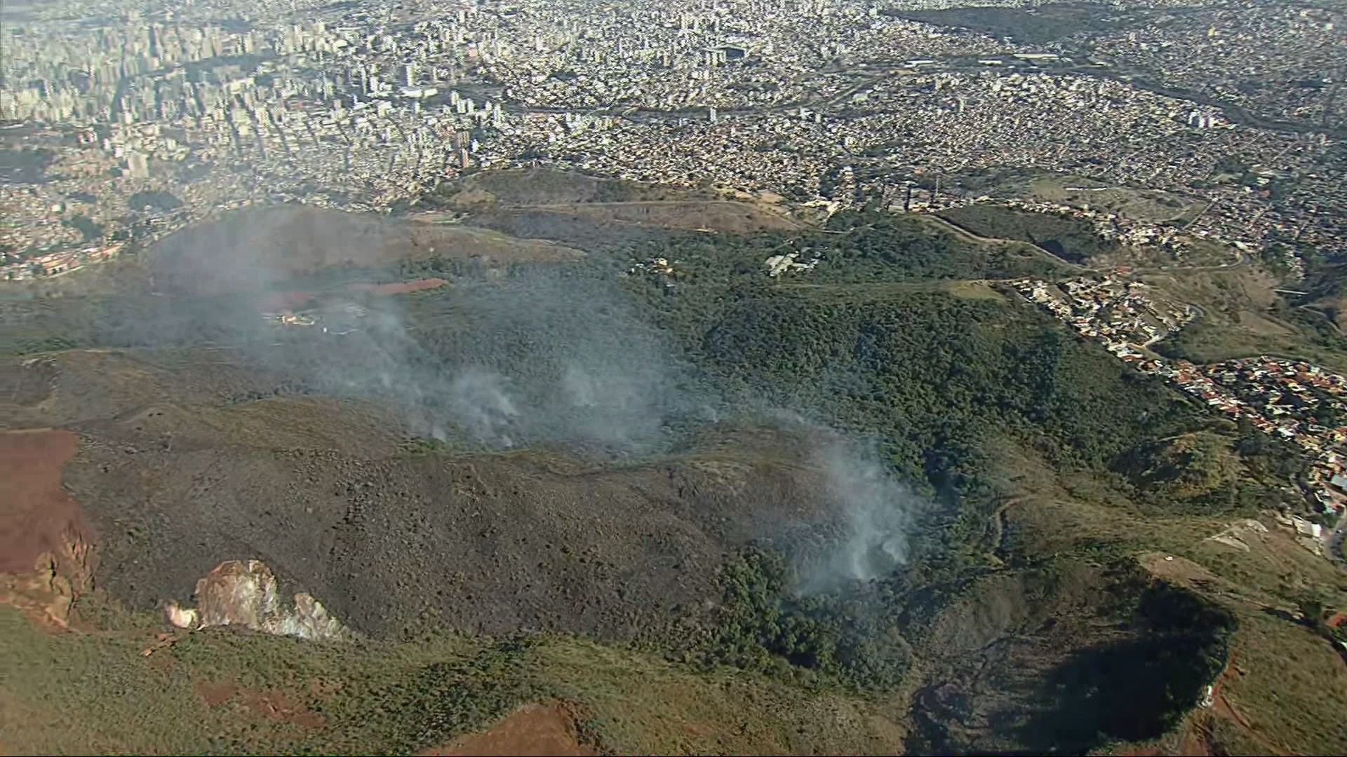 Combate a incêndio na Serra do Curral chega ao 3º dia; fogo impacta rotina no Hospital da Baleia