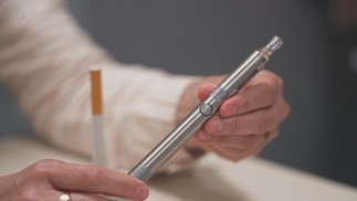 Segunda geração do cigarro eletrônico, também conhecido como vape. — Foto: Reprodução/Profissão Repórter