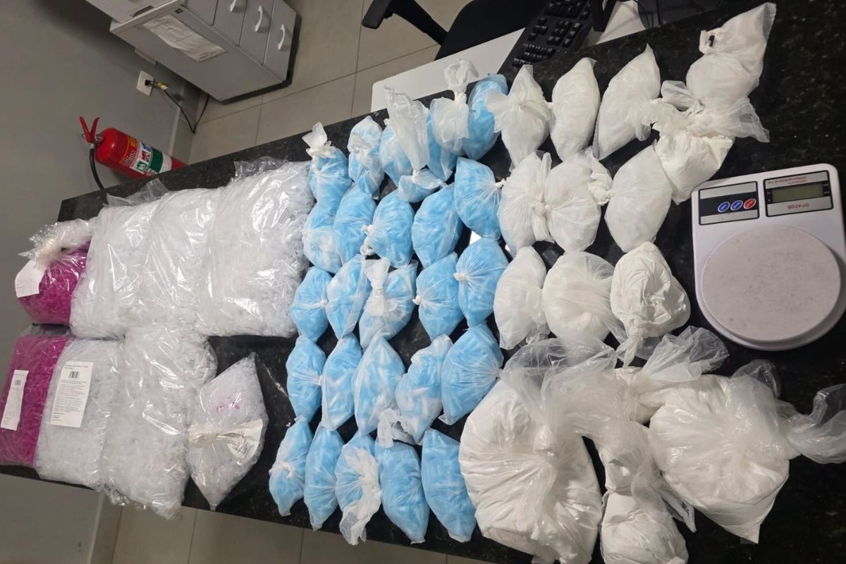 Homem é preso com cocaína escondida sob escada de casa no litoral de SP