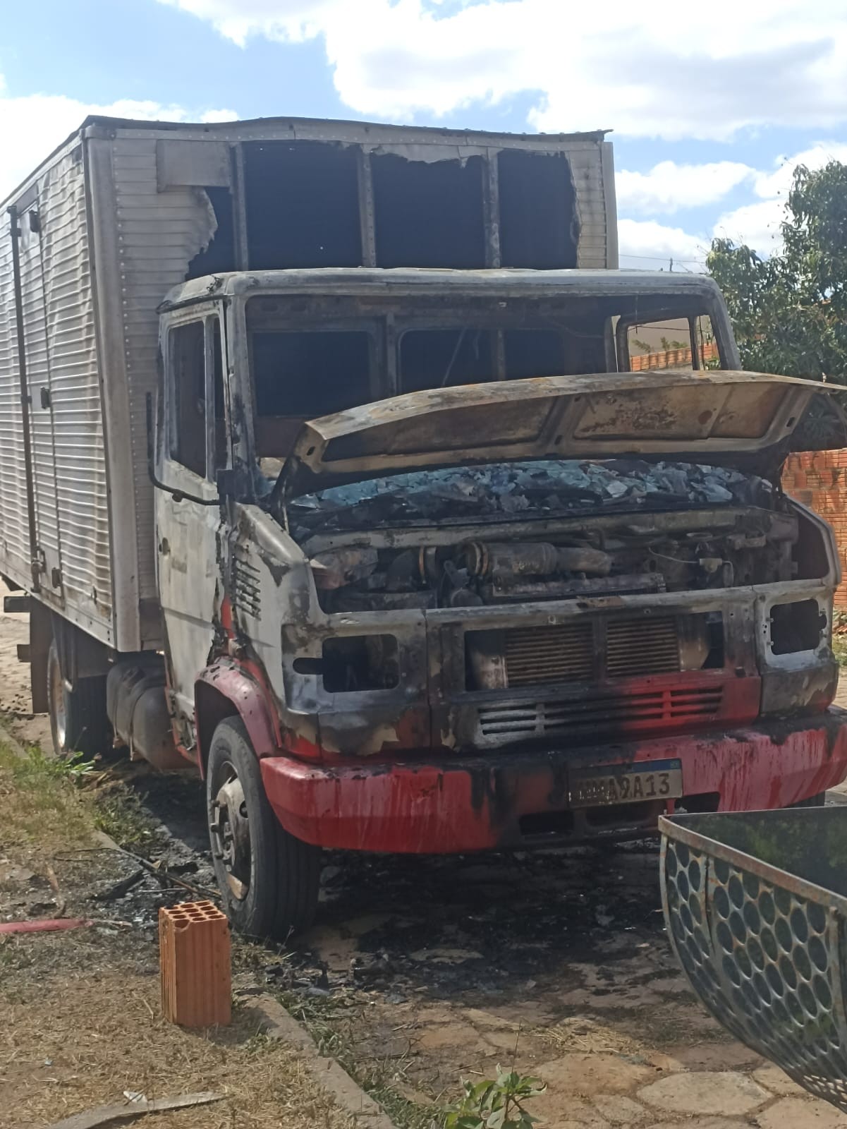 Vídeo mostra que incêndio que danificou caminhão em Francisco Sá pode ter sido criminoso