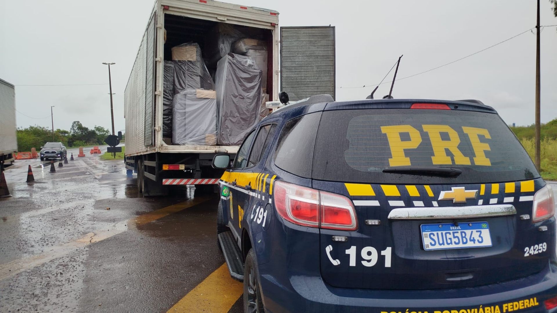 PRF apreende 450 caixas de cigarros contrabandeados na BR-153 no interior de SP