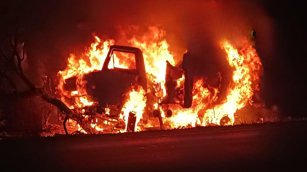 Lagoa Formosa: Chamas de queimada 'engolem' caminhão na BR-352