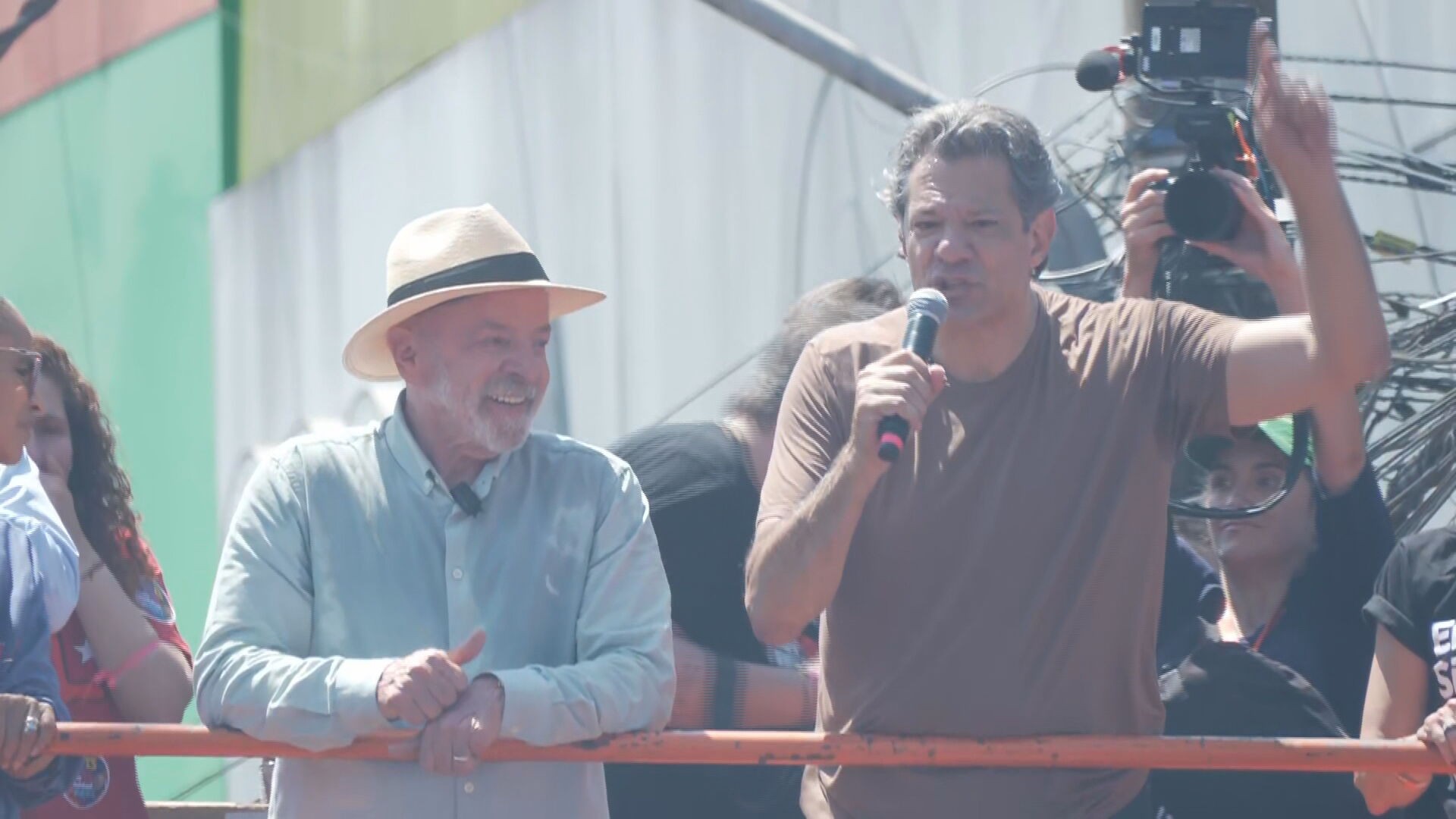 'Em todo escândalo ele tem algum amigo', diz Haddad sobre Flávio Bolsonaro, após caminhada com Lula em SP