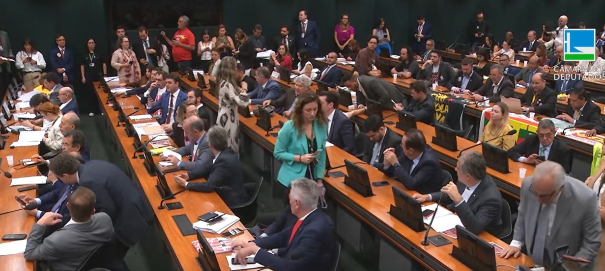 Comissão da Câmara aprova texto-base da PEC que acaba com escala 6x1: como votaram os deputados e partidos