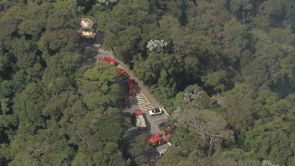 Carros dos bombeiros na &aacute;rea da Vista Chinesa &mdash; Foto: Reprodu&ccedil;&atilde;o/TV Globo