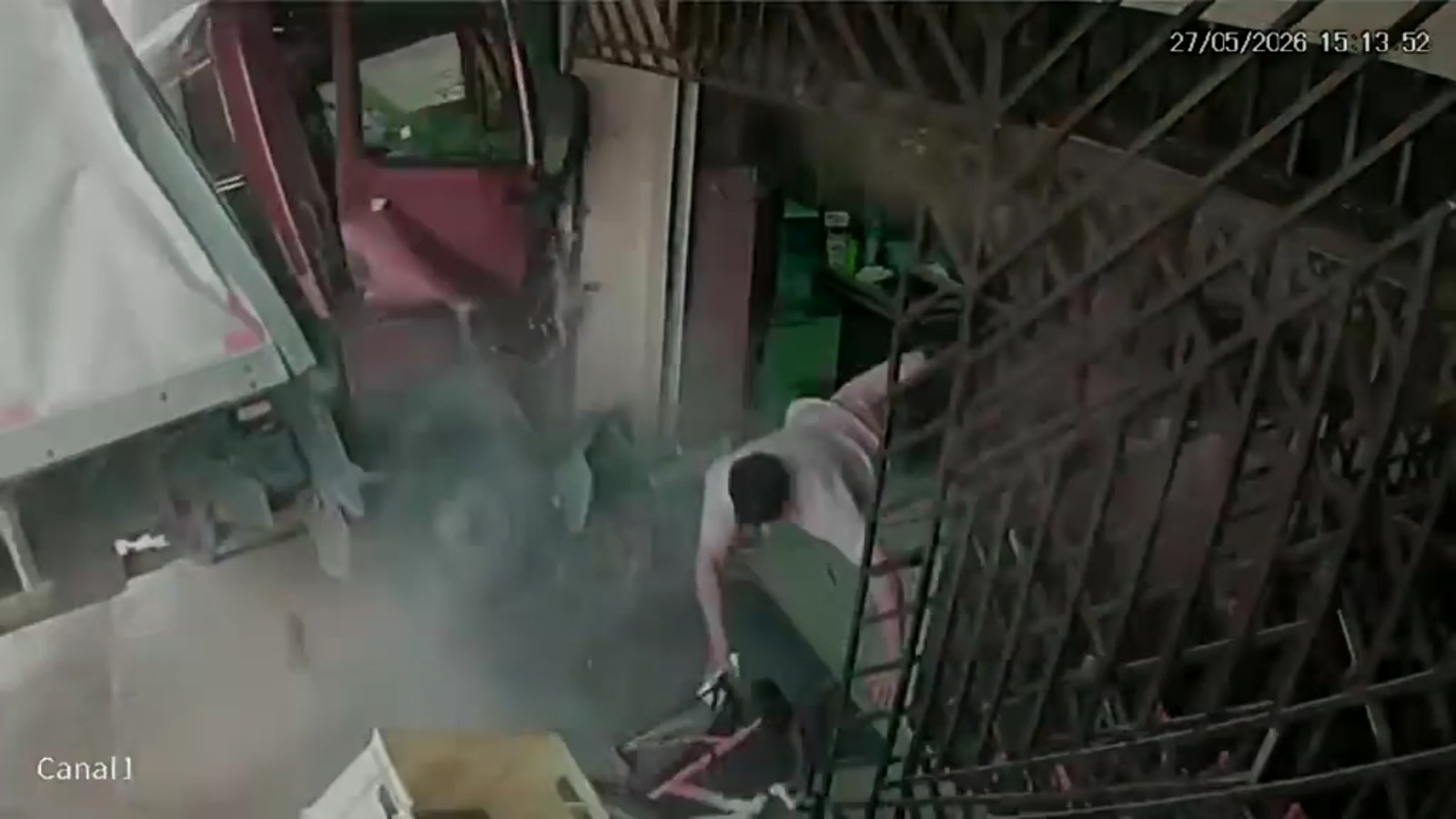 Caminhão desgovernado atropela pedestre, destrói fachada de comércio e vídeo impressiona
