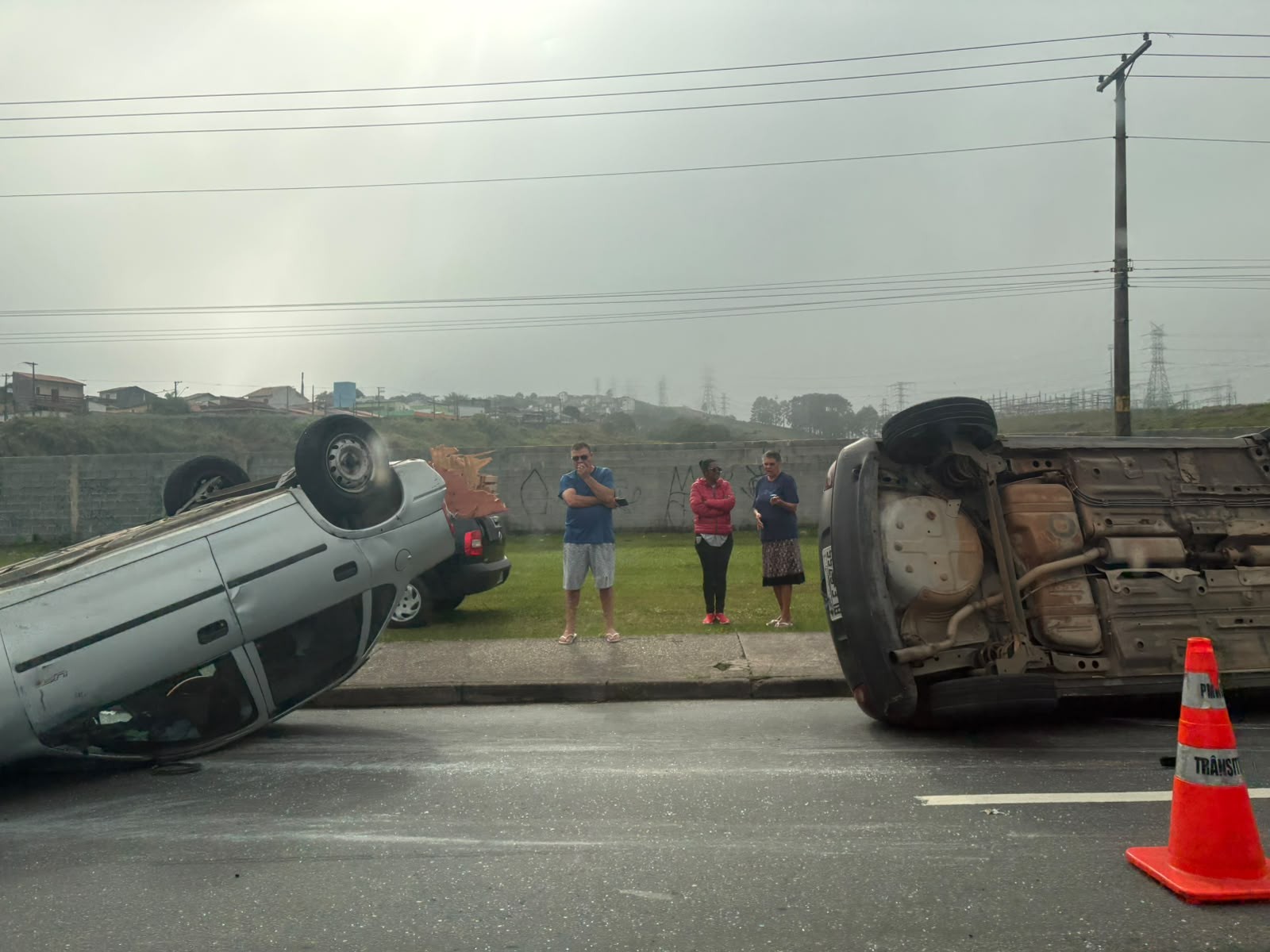 Dois carros capotam e uma pessoa fica ferida em Mogi das Cruzes