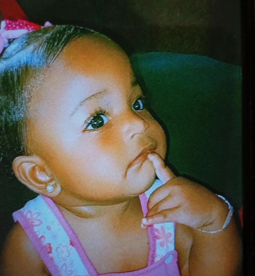 Bebê que morreu após explosão caseira é enterrada em Cabo Frio
