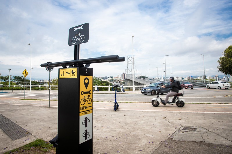 Florianópolis inaugura 34 estações de pequenos reparos para bicicletas