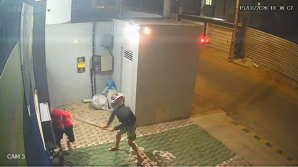 VÍDEO: Adolescente é agredido com pedaço de madeira após bola bater em portão de casa na Bahia