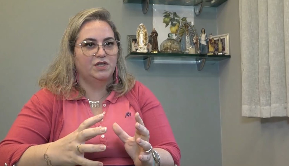 Pammela Fiorio é candidata a vice-prefeita em Cariacica pelo PRTB. Mulher teve a casa invadida por criminosos em Cariacica, no Espírito Santo — Foto: Reprodução/TV Gazeta