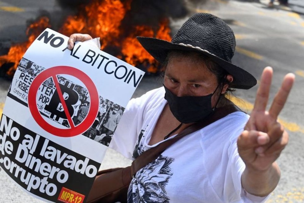 Grupos de manifestantes se opuseram ao investimento de dinheiro públicos em bitcoin. — Foto: Getty Images