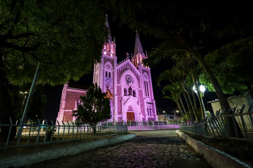 Outubro Rosa: Santa Casa de BH recebe iluminação em apoio à campanha -  Gerais - Estado de Minas
