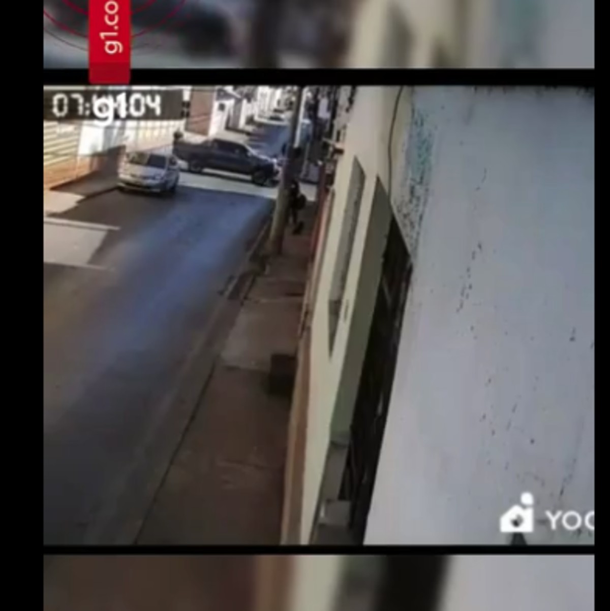 Motociclista fica ferida após ser atingida por caminhonete em cruzamento no Centro de Montes Claros; VÍDEO