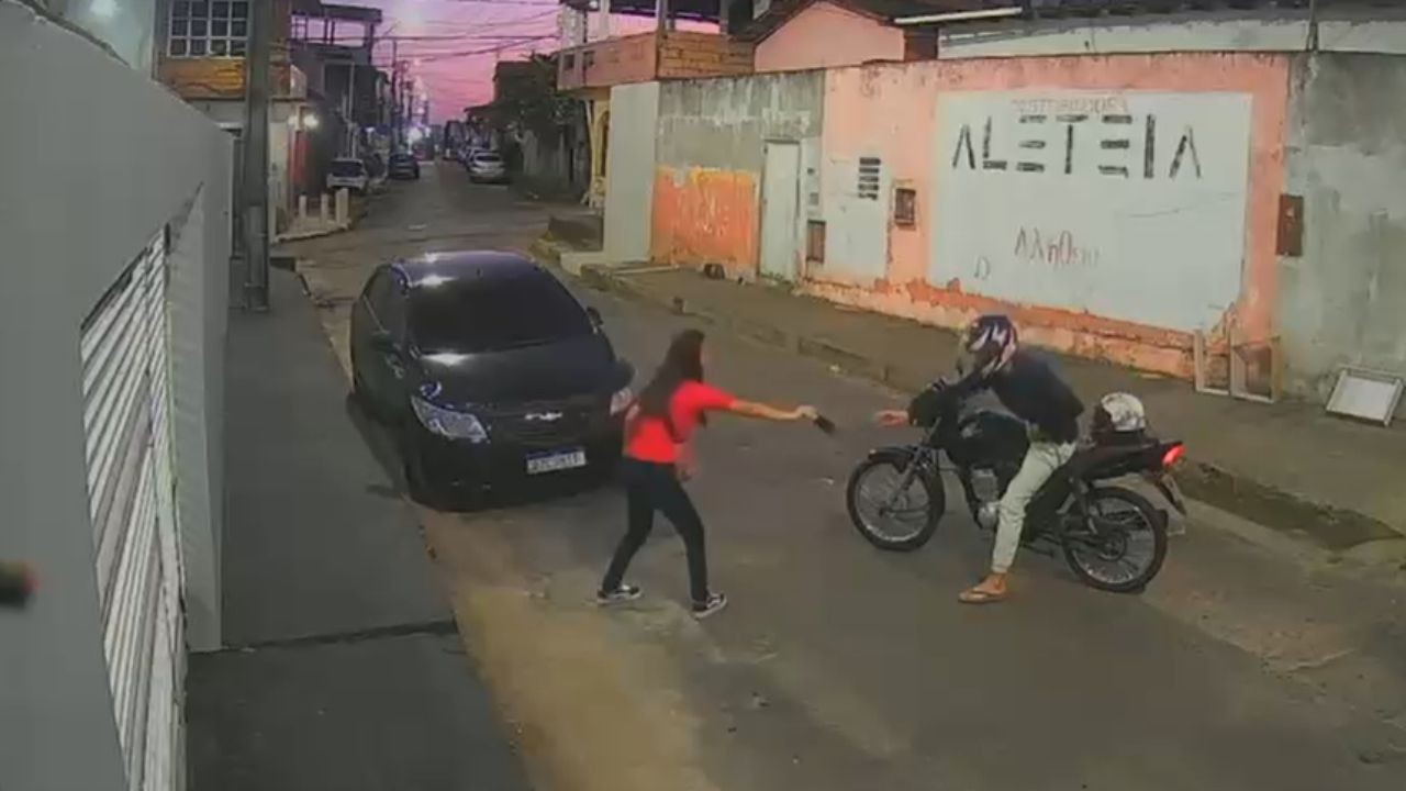 Mulher esconde celular novo e entrega aparelho antigo durante assalto em Manaus: 'Ainda estou pagando'; VÍDEO