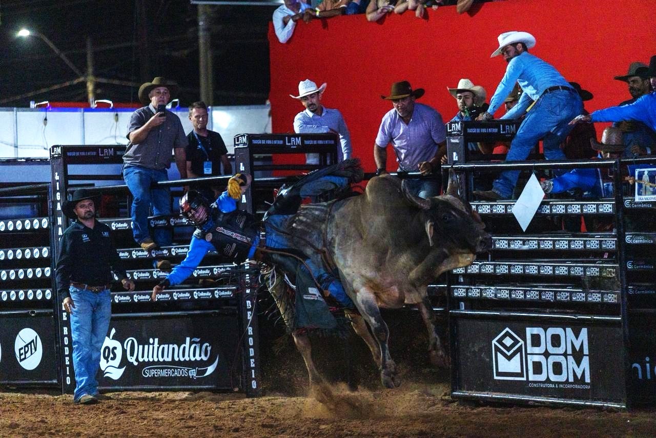 Prova de montaria levanta poeira na arena do Limeira Rodeo Music 2026 — Foto: Thomaz Marostegan/g1