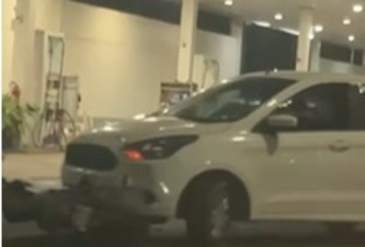 Acidente entre carro e moto deixa homem ferido em Volta Redonda