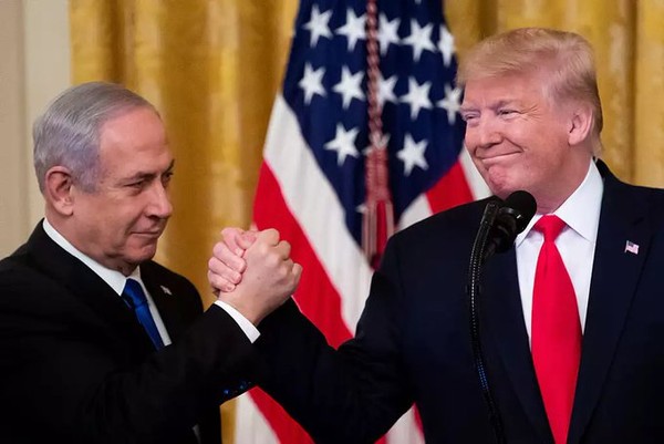 Benjamin Netanyahu posta foto de mãos dadas com Donald Trump — Foto: X / Reprodução