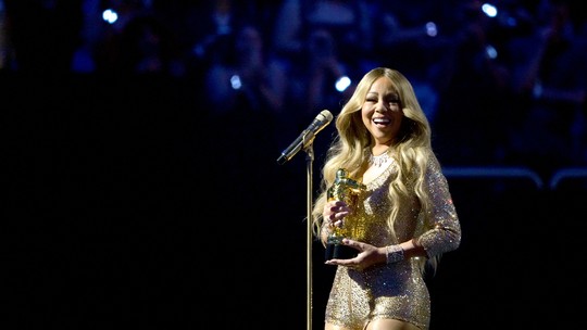Mariah Carey é homenageada no MTV Video Music Awards 2025 - Cantora, que será uma das atrações do The Town, recebeu o Video Vanguard Award durante a premiação.