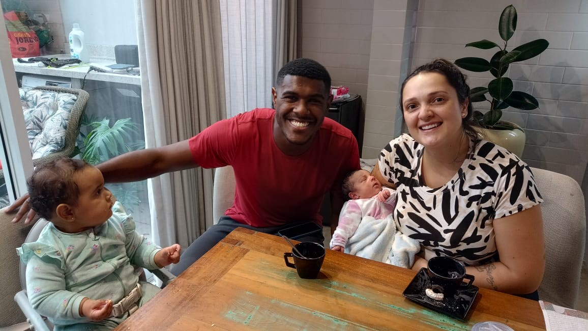 Com bebê de 3 dias, família do RS viaja com desconhecido e é acolhida na casa dele em SC após enchentes