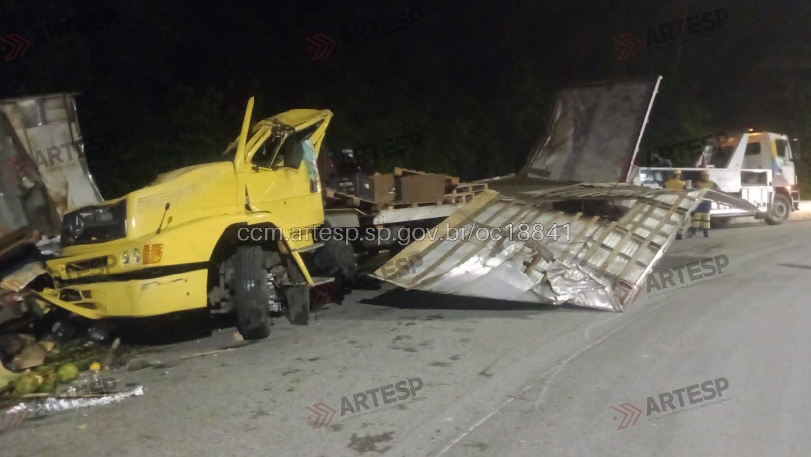 Caminhão perde freio, bate em barreira e tomba na Tamoios, em Paraibuna