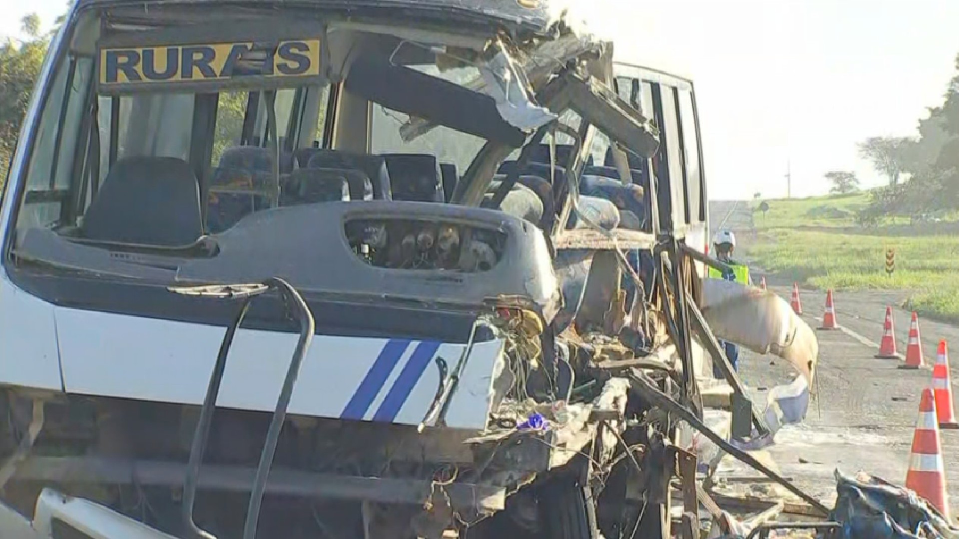 Colisão entre ônibus de trabalhadores rurais e caminhão deixa feridos na BR-153 em Marília