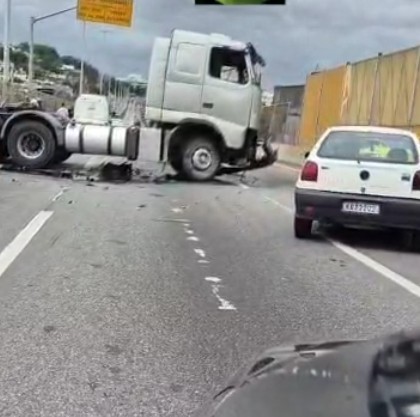 Acidente entre caminhão e moto ocupa faixas da Linha Amarela
