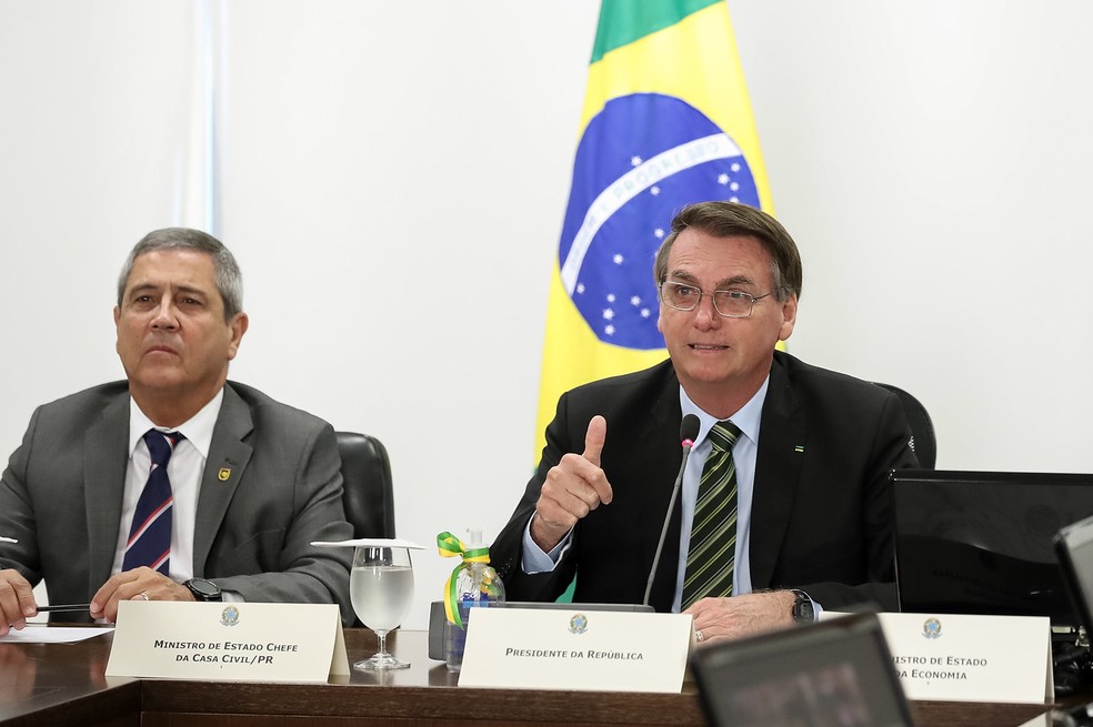 Jair Bolsonaro e ministros Braga Netto (Casa Civil) e Paulo Guedes (Economia) durante conferência com empresários e industriais — Foto: Marcos Corrêa/PR