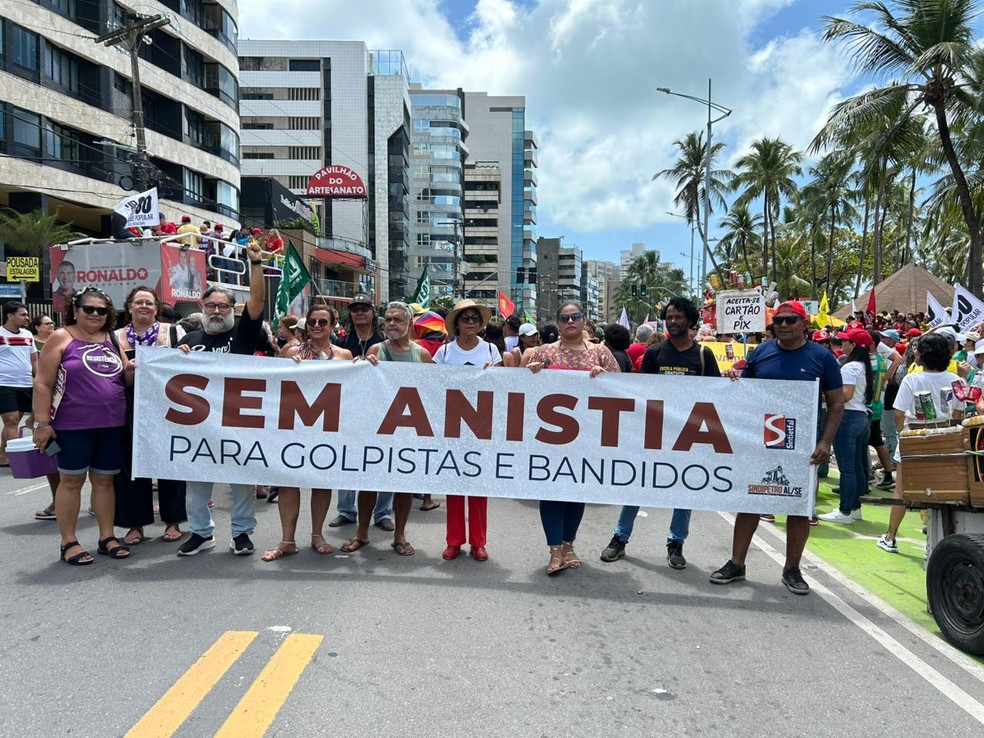 Manifestantes realizam protesto contra PEC da Blindagem e PL da Anistia em Maceió — Foto: Lucas Leite/g1 AL