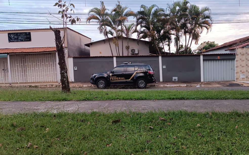 PF cumpre mandados contra grupo suspeito de tráfico de drogas, em Luziânia — Foto: Adeildo Martins/TV Anhanguera