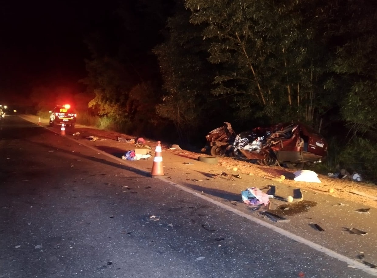 Carro fica totalmente destruído após bater em caminhão e três morrem na BR-153 em MG